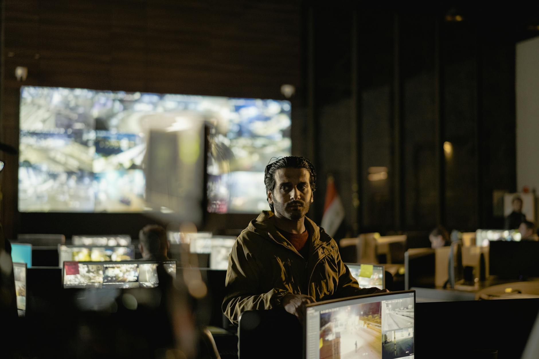 Gardiennage et vidéosurveillance par IA : guide complet des nouvelles solutions en 2026 2 Agent de gardiennage effectuant une ronde de surveillance nocturne dans un entrepôt