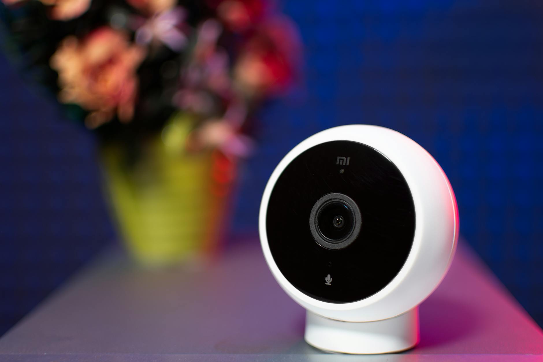 Gardiennage et vidéosurveillance par IA : guide complet des nouvelles solutions en 2026 3 Caméra de vidéosurveillance intelligente installée sur un bâtiment professionnel pour le gardiennage