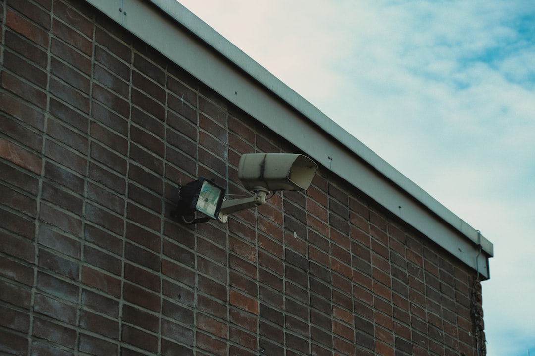 Gardiennage et vidéosurveillance par IA : guide complet des nouvelles solutions en 2026 1 Centre de surveillance à distance avec écrans de vidéosurveillance et opérateur de gardiennage