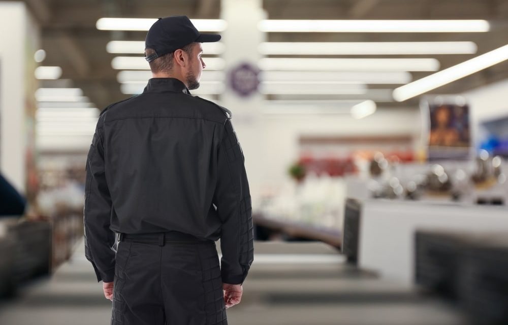 Gardiennage et vidéosurveillance par IA : guide complet des nouvelles solutions en 2026 4 Responsable d'entreprise serrant la main d'un prestataire de gardiennage pour un contrat de sécurité