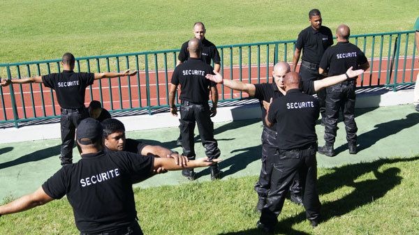 Sécurité évènementielle : guide complet et utilité réelle en 2026 1 Agent effectuant une palpation de sécurité à l'entrée d'un festival